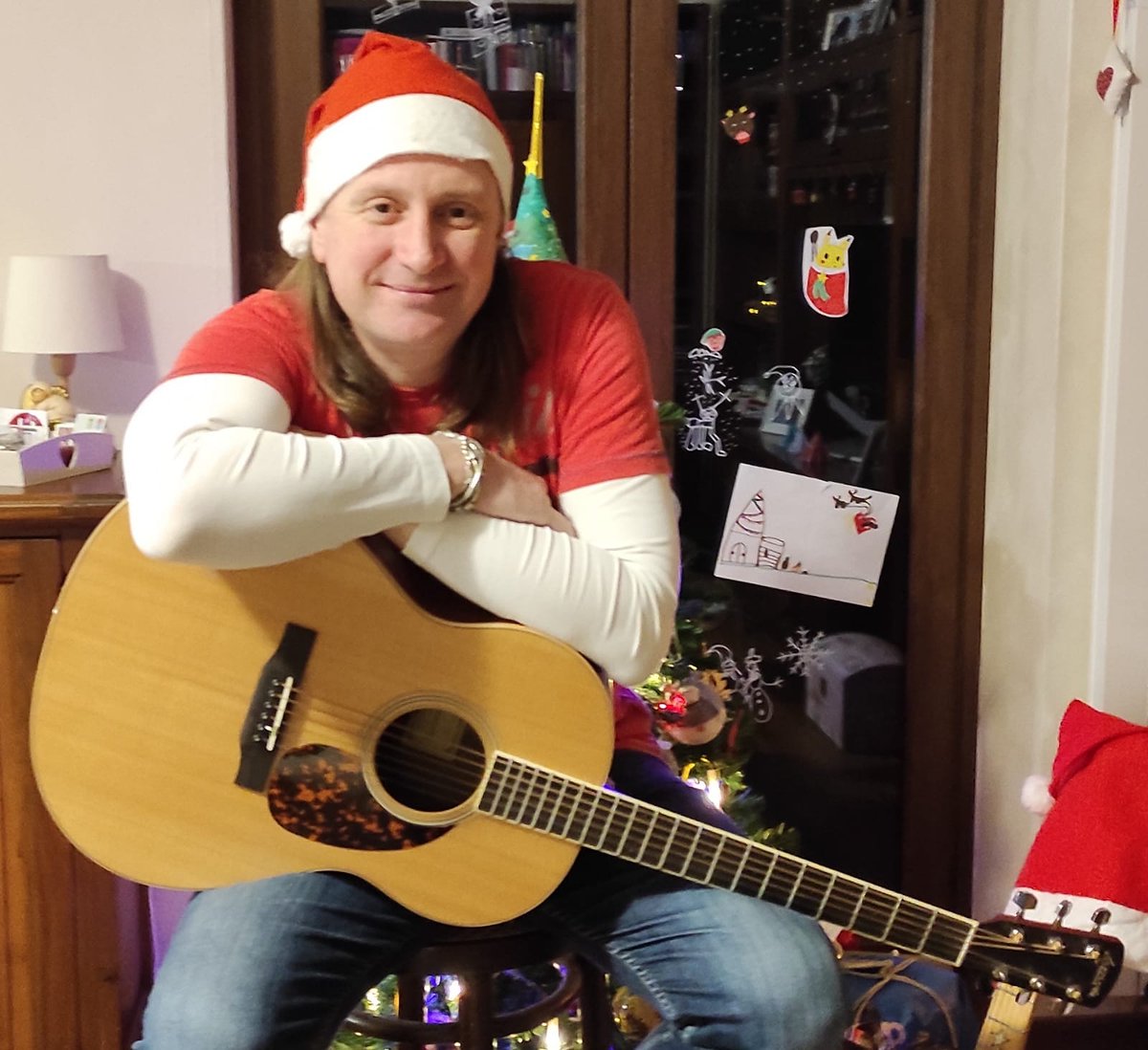 Oh yes...I'm waiting for Santa!!🎁Merry Xmas to all of you!!
Buon Natale a tutti!!🇮🇹
#MerryChristmas #MerryChristmas2020  #Larriveguitars