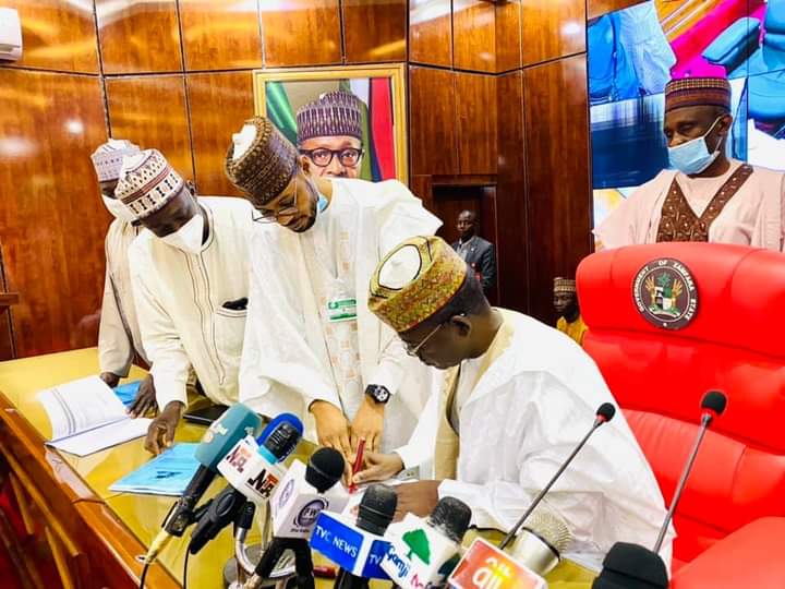 Ubaidullahkaura's tweet photo. To night Governor @Bellomatawalle1 of has just signed the 2021 appropriation bill into law. At Zamfara state Government House Gusau. https://t.co/Ey4nn6JQd2