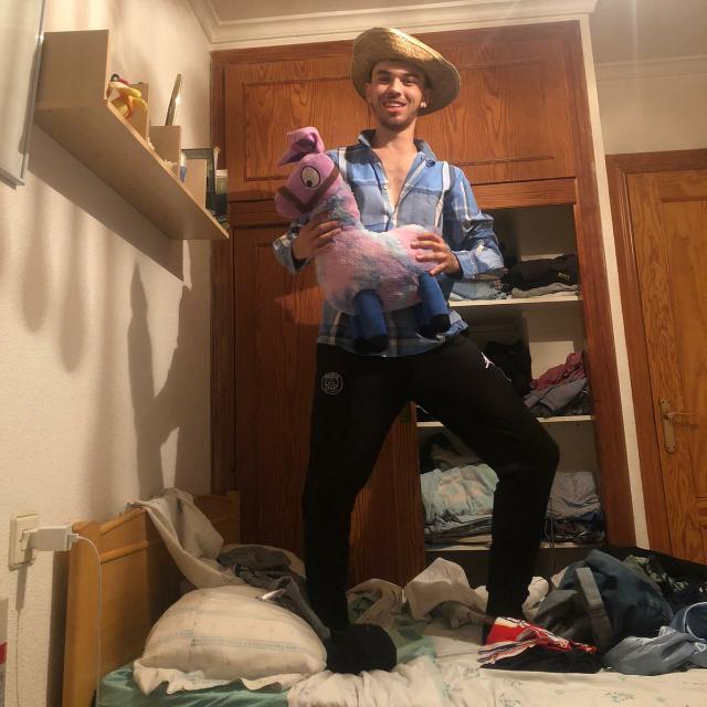 Jonigs99's tweet image. “¿Por qué estás                     
vestido así?”                 “¿Así como?"