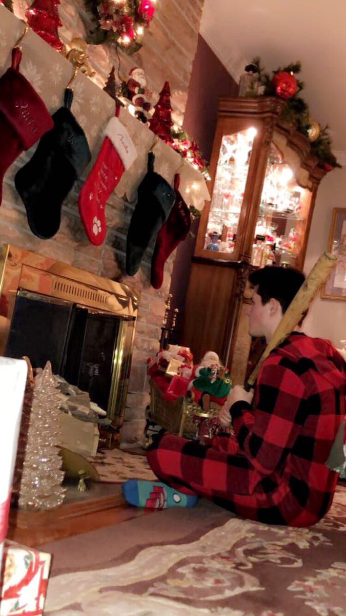 Brandon__Sola's tweet photo. On God I’m boutta catch this mf Santa lackin this year https://t.co/NJKErKtJ9R