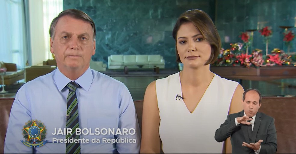 g1's tweet photo. Em mensagem de Natal, Bolsonaro agradece a profissionais de saúde e diz se solidarizar com famílias de vítimas da Covid-19 ==> https://t.co/vGMFvEmN9G #G1 https://t.co/LtZIqUPYY6