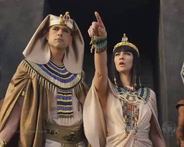 Жена фараона битва. РАМЗЕС И Нефертари. Нефертари царица Египетская. РАМЗЕС 2 И Нефертари.