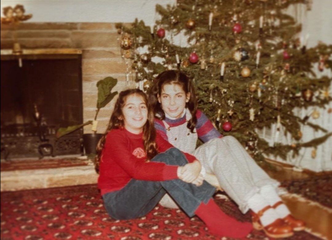 Bullock_TH's tweet photo. 🎄 น้องสาวคุณแซนดร้าโพสรูปคู่กับคุณเค้าสมัยเด็กๆค่ะ👭🏻❤️

#tbt Christmas Eve with my favorite person ever. (https://t.co/8j8wqGrZ1f)

#SandraBullock https://t.co/bNva8SezL6