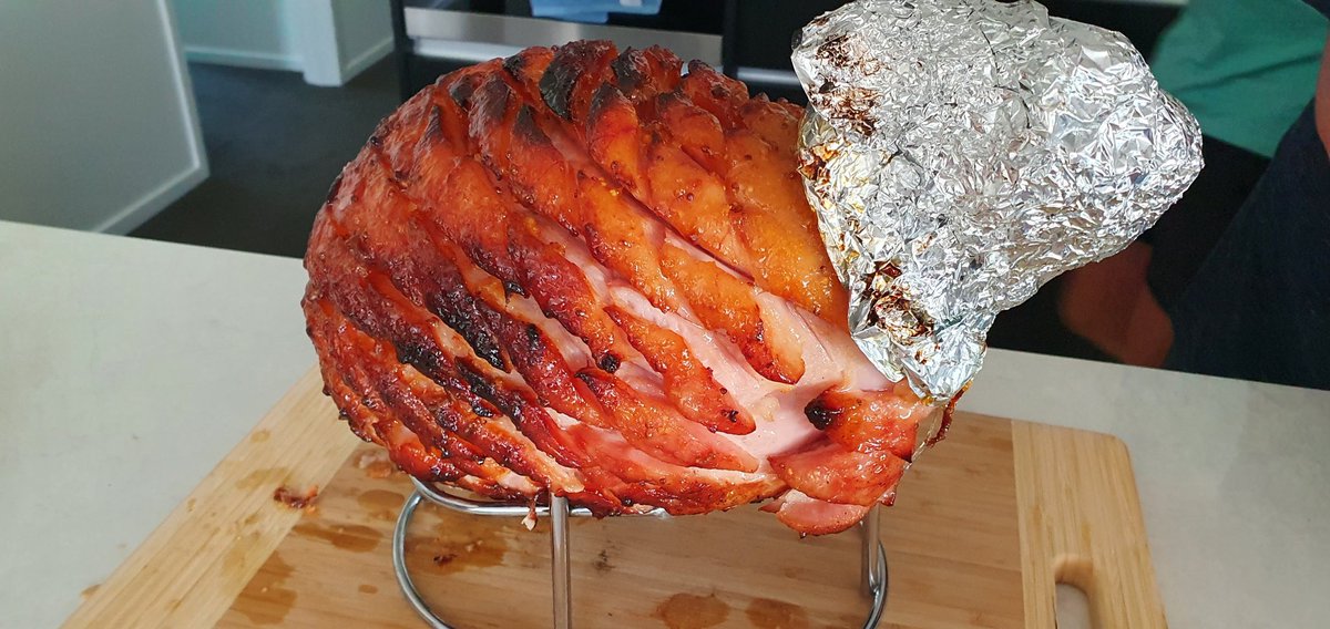 StarsLightK's tweet photo. Now thats a ham. https://t.co/4DReT8qDjS