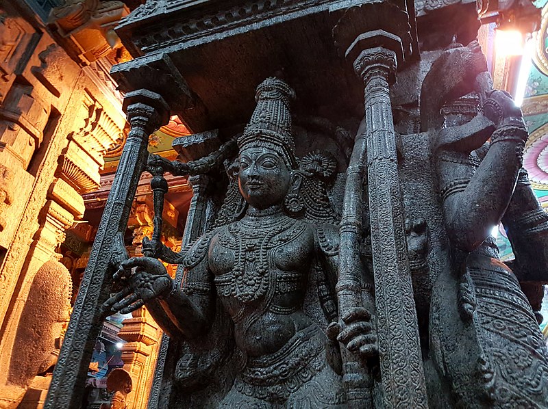  #THREAD  1.Meenakshi Amman Temple(472ft High)also called as Meenakshi Sundareswarar is a famous Hindu temple located on the southern bank of Vaigai River in temple city of Madurai,  #TamilNadu.It is dedicated to Parvati(Meenakshi)& her consort Shiva(Sundareswarar).  @LostTemple7