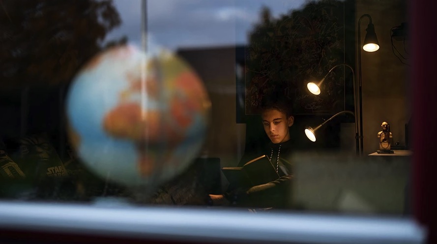 Rasmus Pernesten var mellanstadieeleven som inte kunde läsa. Men en dyslexidiagnos och engagerade pedagoger förändrade allt. Efter högstadiet hade han A i alla språkämnen. fal.cn/3cqkH