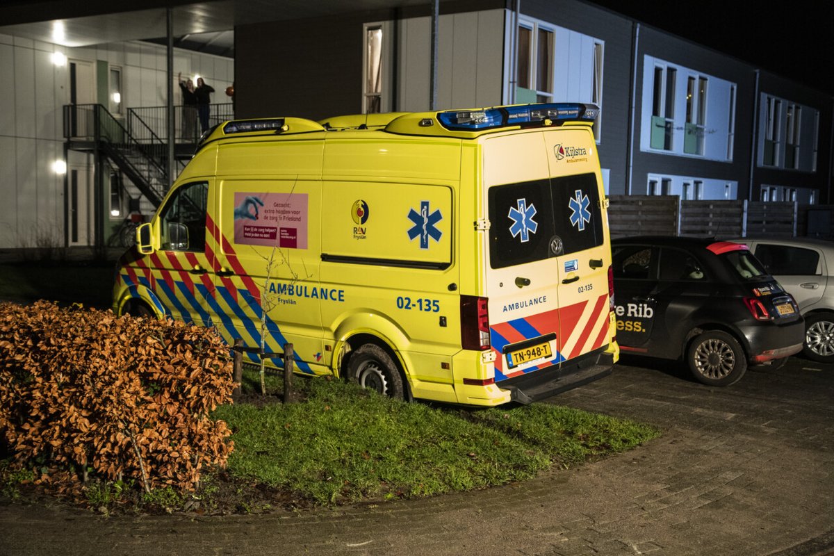 Ambulance rijdt zich vast in Drachten, brandweer schiet te hulp - #Friesland -..