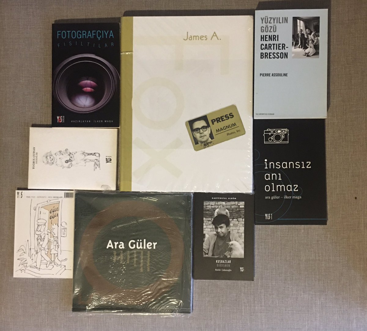 ÇEKİLİŞ furyasına bir de katılalım istedik. Fotoğrafta gördüğünüz 8 kitabı şanslı kişiye hediye edeceğiz. Çekilişe katılmak için, gönderiyi beğenmeniz ve RT yapmanın yeterli. 
Kura 3 Ocak’ta yapılıp açıklanacak.