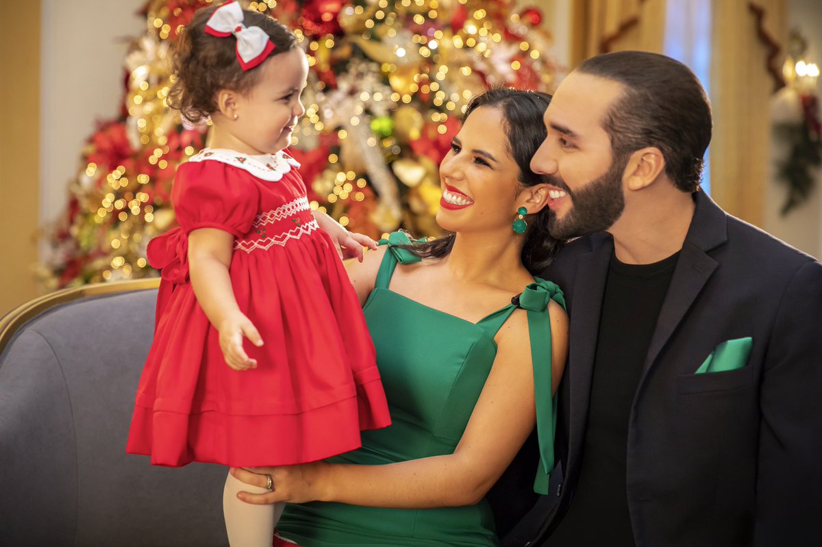nayibbukele's tweet photo. ¡Feliz Navidad! 🎅🏼 https://t.co/ZIuJ8fsXtu