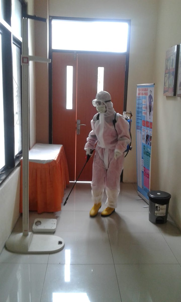 pmicilegon's tweet photo. #CegahCovid19, Kamis (24/12) Tim Spraying @pmicilegon yang merupakan bagian dari Satuan #GugusTugas Penanganan Covid19 #KotaCilegon lakukan sterilisasi di Lingkungan Puskesmas Jombang 
#PMIKotaCilegon #PMISiapBantu
@palangmerah @Divisi_PB_PMI @info_cilegon @fesbukbanten https://t.co/Seox99Jo8S