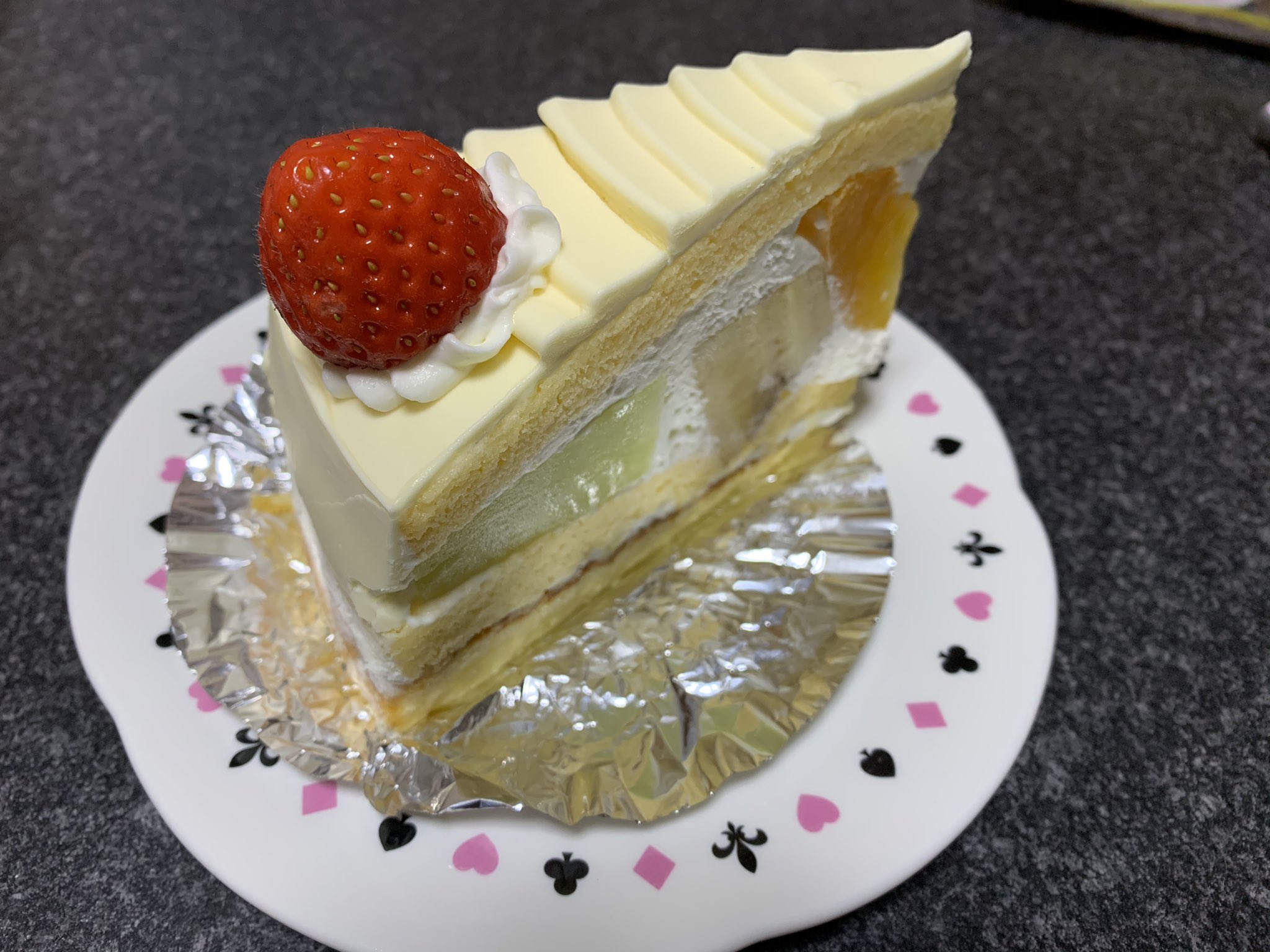 تويتر さやぶ 宅コス連投100日作戦終了 على تويتر ケーキ食べた 子供の頃子供会のクリスマス会で配られたクソまずい蝋細工みたいなバタークリームケーキのおかげでずっとケーキが嫌いだったのですが 今となってはアレが食べてみたい T Co