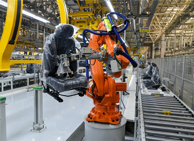 iChongqing_CIMC's tweet photo. The windshield of the car was automatically glued and installed by robots. The seats and tires were also installed by robots. There were only a few workers who operate the instrument in the factory. #automobile #intelligentfactory #Robot #technology https://t.co/emn5IFoFOa https://t.co/qS2KAPqiun