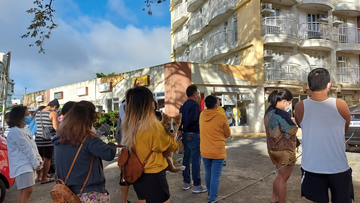 jay_dones's tweet photo. Earlier: Residents and visitors evacuate a building in Tagaytay during the magnitude 6.3 quake. https://t.co/UiWtfccHFV