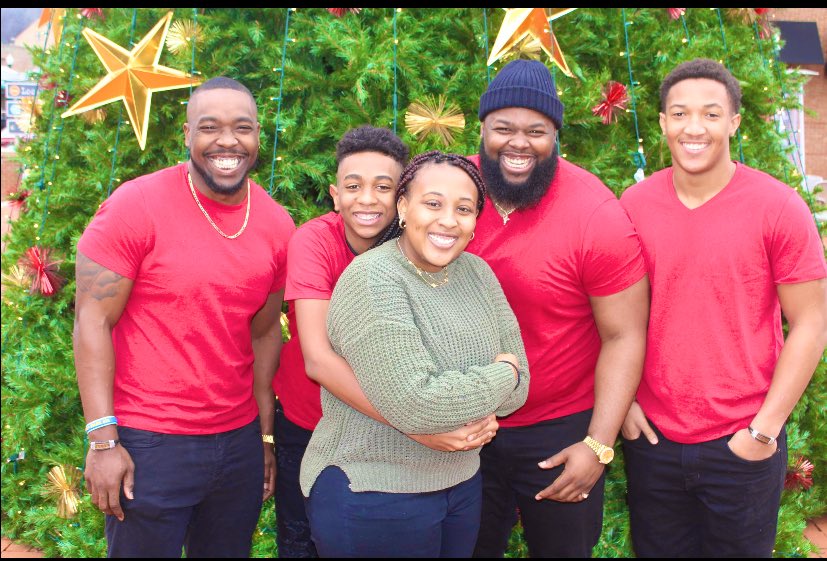TillerA_'s tweet photo. Merry Christmas from Betty Lou’s crew ❤️
#ToplineLives https://t.co/kDGObn4t9G