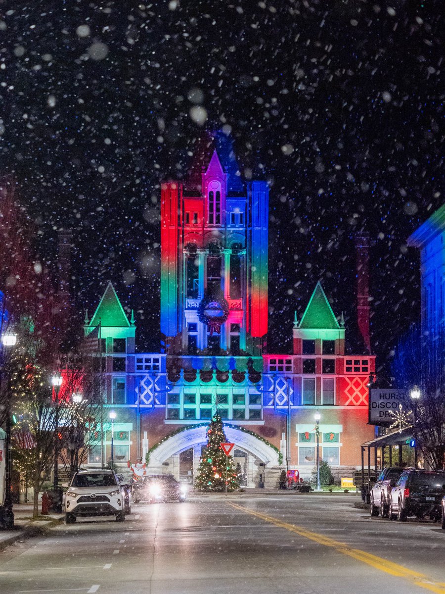 lucasraydowns's tweet photo. Merry Christmas from one of the most beautiful small towns in America https://t.co/zf81Pte8u5