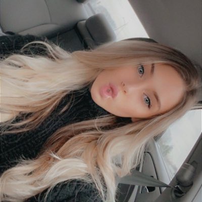 aloraaa_'s tweet photo. happy holidays 🖤🎄 #NewProfilePic https://t.co/poQVFc3ONM