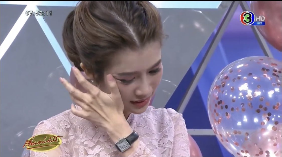 BeautyDiaryNews's tweet photo. ตอนไก่บอกมีเซอร์ไพรส์ มีคนยังไม่รู้ตัว ไบรท์ทำหน้างงๆชี้ที่ตัวเองว่า หนูเหรอ ก่อนที่โต๋จะขอแต่งงานกลางรายการ โต๋บอกความรักเกิดที่นี่ก็ต้องมาขอที่นี่ ไบรท์ตื่นตี2มา9ปีเพื่อมาพบผู้ชม จากนี้อยากให้ไบรท์ตื่นมาเจอโต๋คนแรก ไม่ค่อยเห็นไบรท์ร้องไห้มีตอนตัดสินคุณสรยุทธ์ ยินดีด้วยนะคะ https://t.co/P2atAphfbS