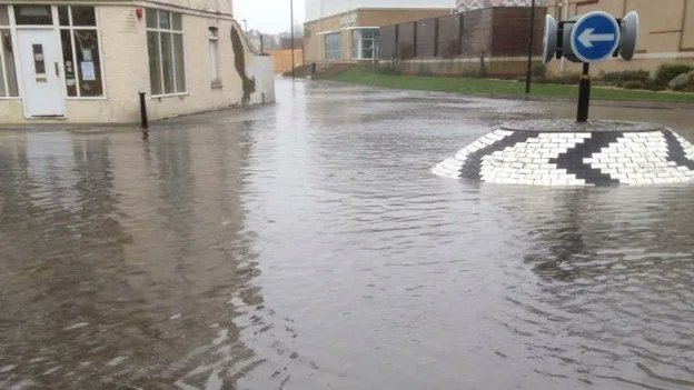 EngineerDeck's tweet image. 11km underwater tunnel, complete with roundabout set to open beneath the Atlantic ocean

(Picture: meanwhile in the UK 😭🤣 jk)

bbc.co.uk/newsround/5521…