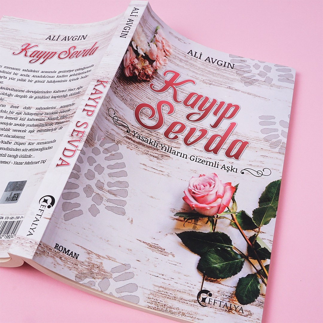 💐Bu romanın sahifeleri arasında gezintiye çıktığınızda kendinizi bir anda; Anadolu’nun kadim şehirlerinden Maraş’ta yüz yıllık bir gönül hikâyesinin içinde bulacaksınız..

#Kayipsevda
#AliAvgin
#YasakliYillarinGizemliAski 

İncelemek İçin Tıklayınız: butikkitap.com/kitap/329-kayi…