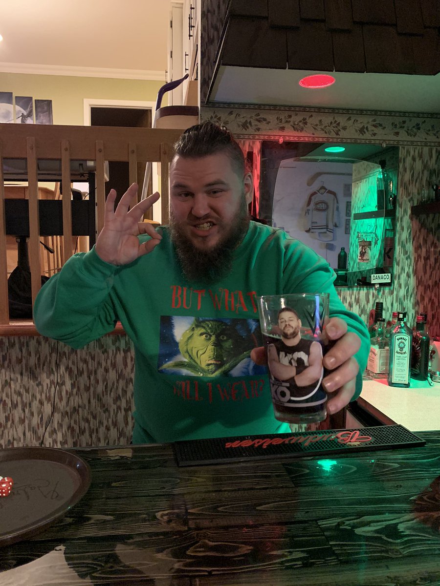 FredPCrow's tweet image. Happy birthday Jesus!!! Merry Christmas everybodies !!! Joyeux Noël tout le monde !!! Felices Navidades !!! With a rhum and coke in a @FightOwensFight glass !!!