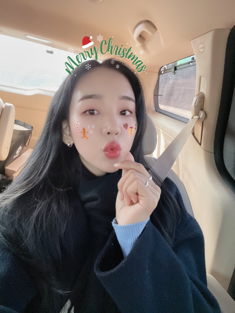 [방송 안내]
잠시 후, 오후 1시부터 
MBC FM4U #정오의희망곡 김신영입니다. 'Live On Air'에서 아연이와 만나요~
(보이는 라디오📻)

크리스마스도 열일 해야지!! 
정희에서 만나요!!🎄
💜🌷💛💐💜

#백아연 #BaekAYeon 
#춥지않게 #I_Need_You