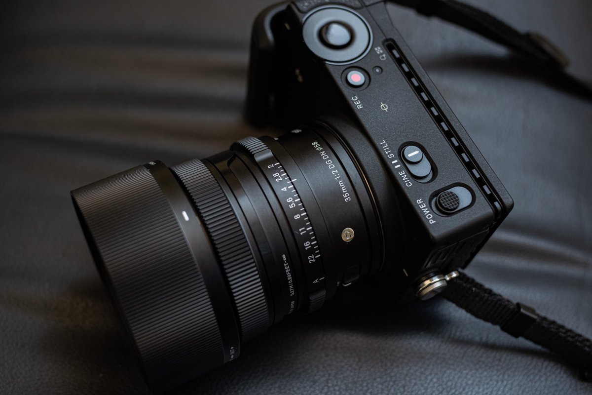 gaussnewton's tweet photo. fp + 35mm portrait
金属の質感と重量のバランスがたまりまへん。
#SIGMAfp #cameraportrait https://t.co/JXqEpeF119