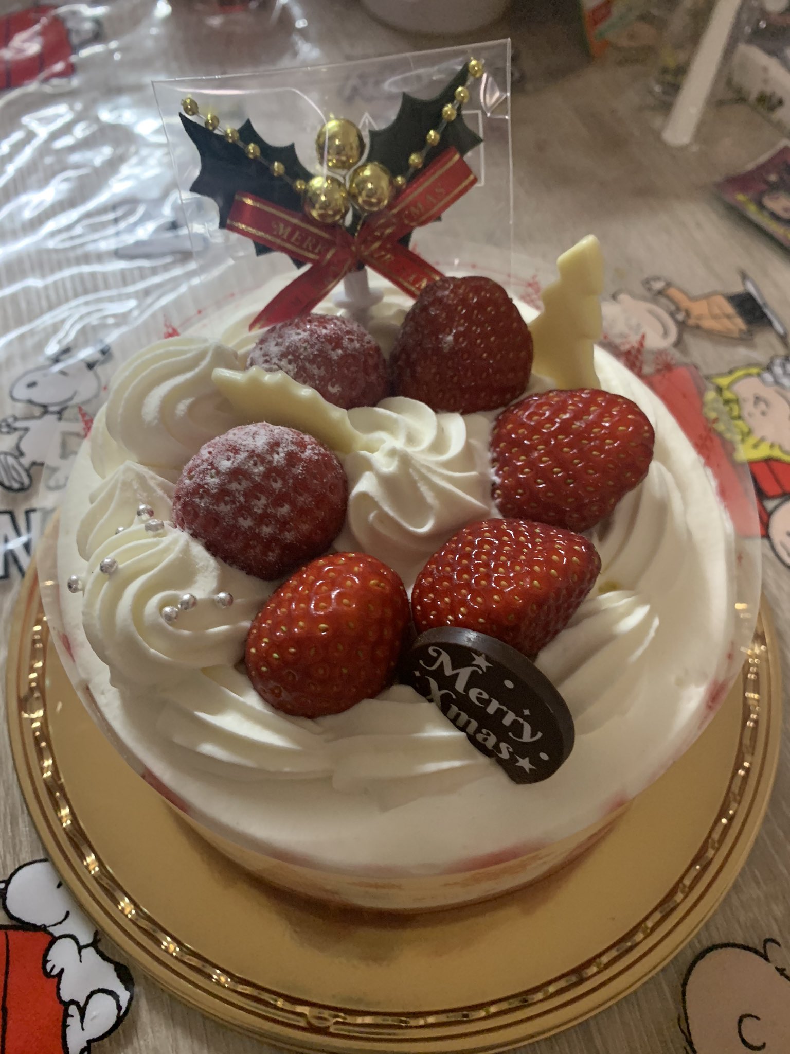 らすてぃ Rasuti シャトレーゼのケーキでクリスマスしました ケーキ食べるまでに味覚嗅覚復活してよかった 娘さんにはチビケーキを半分 旦那と意見一致だったんだけど いつものケーキよりスポンジのパサパサ具合がちょっと気になった 娘さん