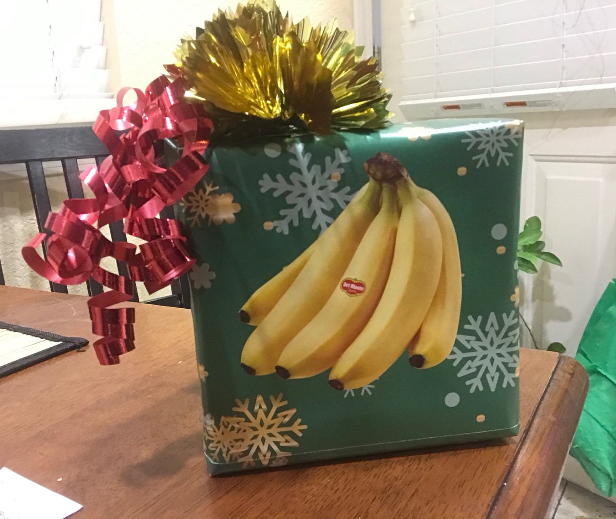incensethief's tweet photo. My #delmontefresh scented gift wrap arrived in time for Christmas. I also got a mystery surprise (unrelated to Del Monte) to wrap with it. Miracles happen when you believe. https://t.co/9gsLoW5HRy
