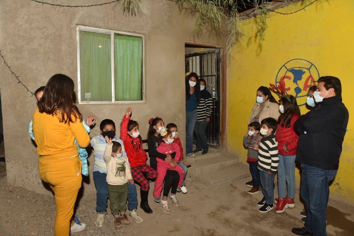 CelidaLopezc's tweet photo. Esta noche visitamos el hogar de la Familia Córdova Torres, preciosos los siete nietos de Maria Lourdes y Francisco. Mis hijos y mi esposo me acompañaron, cada Noche Buena acostumbramos visitar una familia de la ciudad y llevar cena y regalos. Gracias a todos por su ayuda. https://t.co/0uoU7fiivN