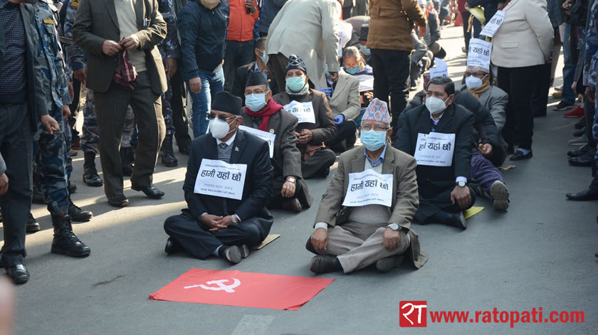 gp_yatri's tweet photo. दाइ उहाहरु:
१. कोरोनाको खोप ल्याउन
२. उखु किसान लाइ पैसा दिलाउन
३. कोरोना पिडितलाइ राहत दिने 

माग लेर सडक आउनु भाको हैन! उहाहरु पद, भाग र पावर खोज्न को लागि सडकमा आउनु भाको! अर्नेलाइ भन्दा देख्नेलाइ लाज https://t.co/eTaQQEoVmh