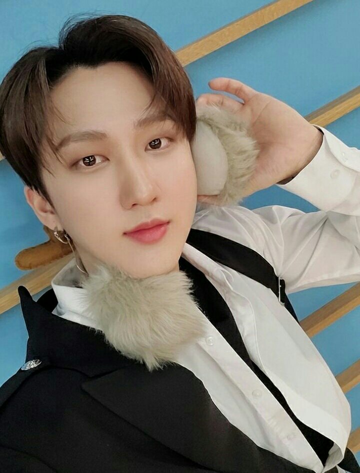 skzaux's tweet photo. merry  christmas  to  the  lomls https://t.co/X8wYBSaVum