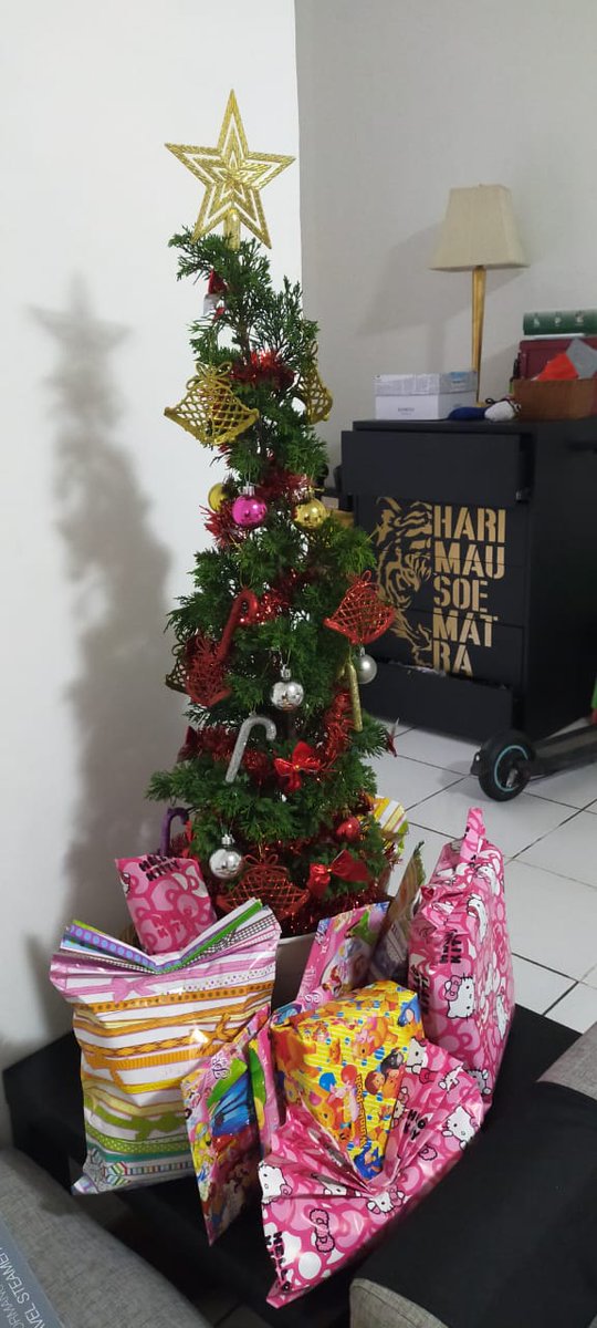 Muslim dilarang mengucapkan selamat natal katanya.
Yowess gue ga ngucapin, gue beli pohon cemara dan hias bareng anak2 gue, utk pertama kalinya kita punya pohon natal dirumah, jadi keluarga/teman gue yang non muslim bs dtg krumah &amp; anak2 gue bs belajar bahwa toleransi itu asik.