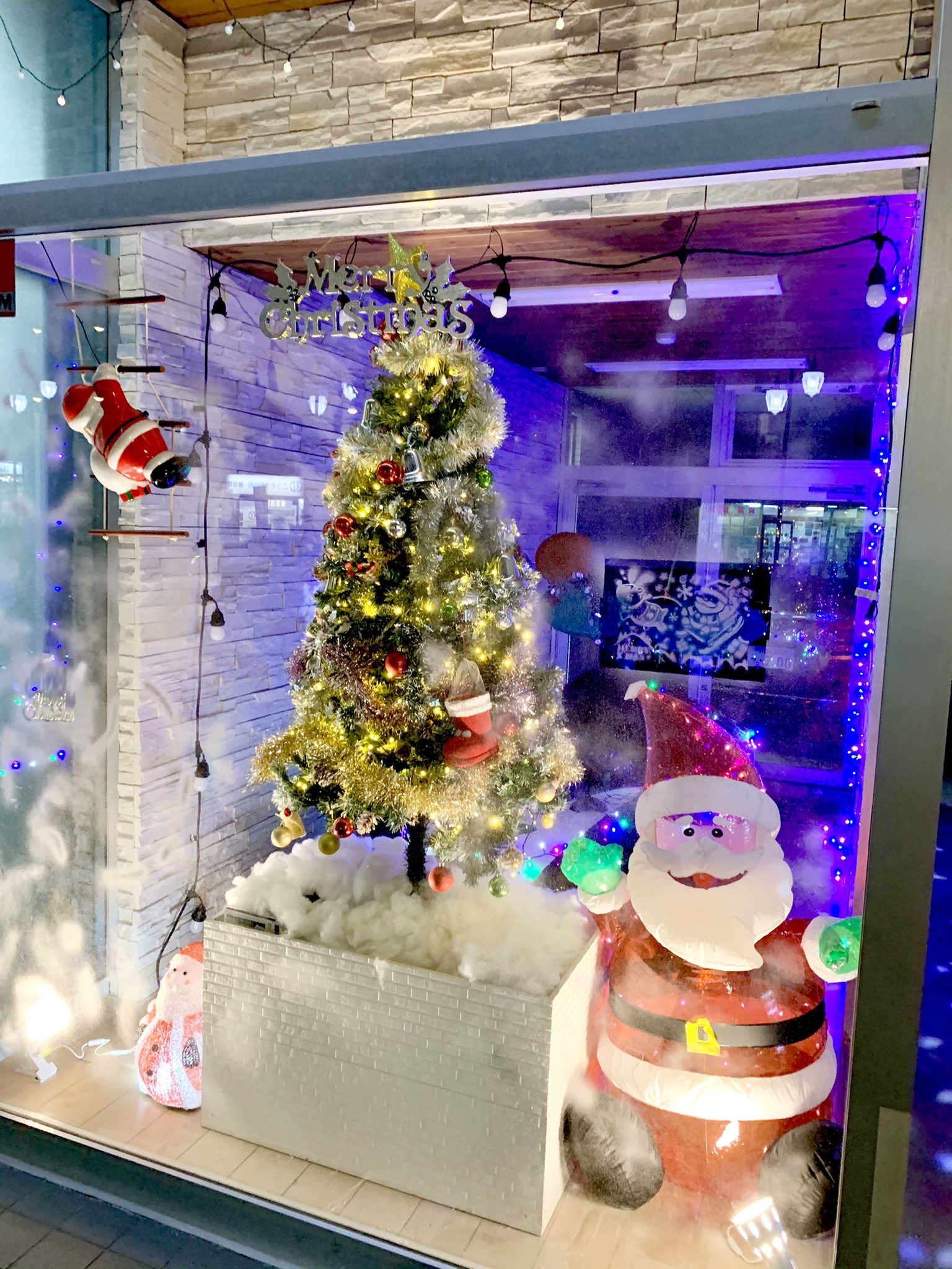 株式会社大成住宅 Merry Christmas 弊社のオリジナル電気自動車の展示ブースもクリスマスの飾り付けをしました 夜になるとライトアップされてとても綺麗なんですよ クリスマスプレゼントが枕元に置いてあったあの頃に戻りたいです 笑 クリスマス