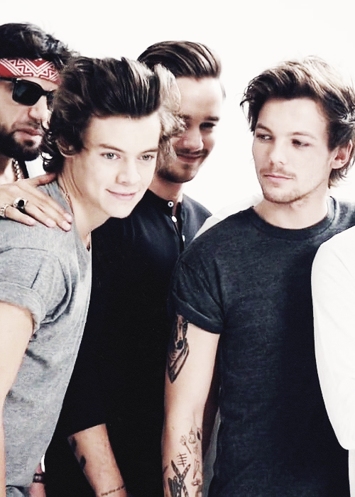 The smile on Louis face when he looks at Harry~A thread~