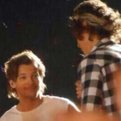 The smile on Louis face when he looks at Harry~A thread~
