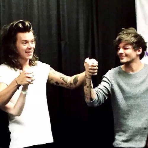The smile on Louis face when he looks at Harry~A thread~