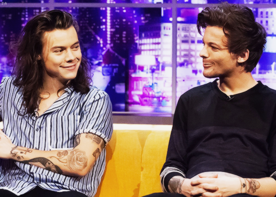 The smile on Louis face when he looks at Harry~A thread~