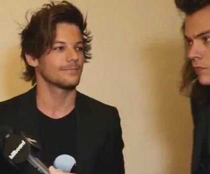 The smile on Louis face when he looks at Harry~A thread~