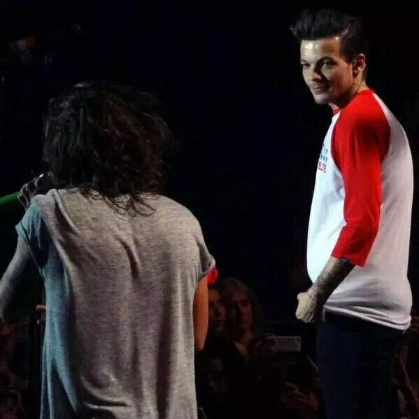 The smile on Louis face when he looks at Harry~A thread~