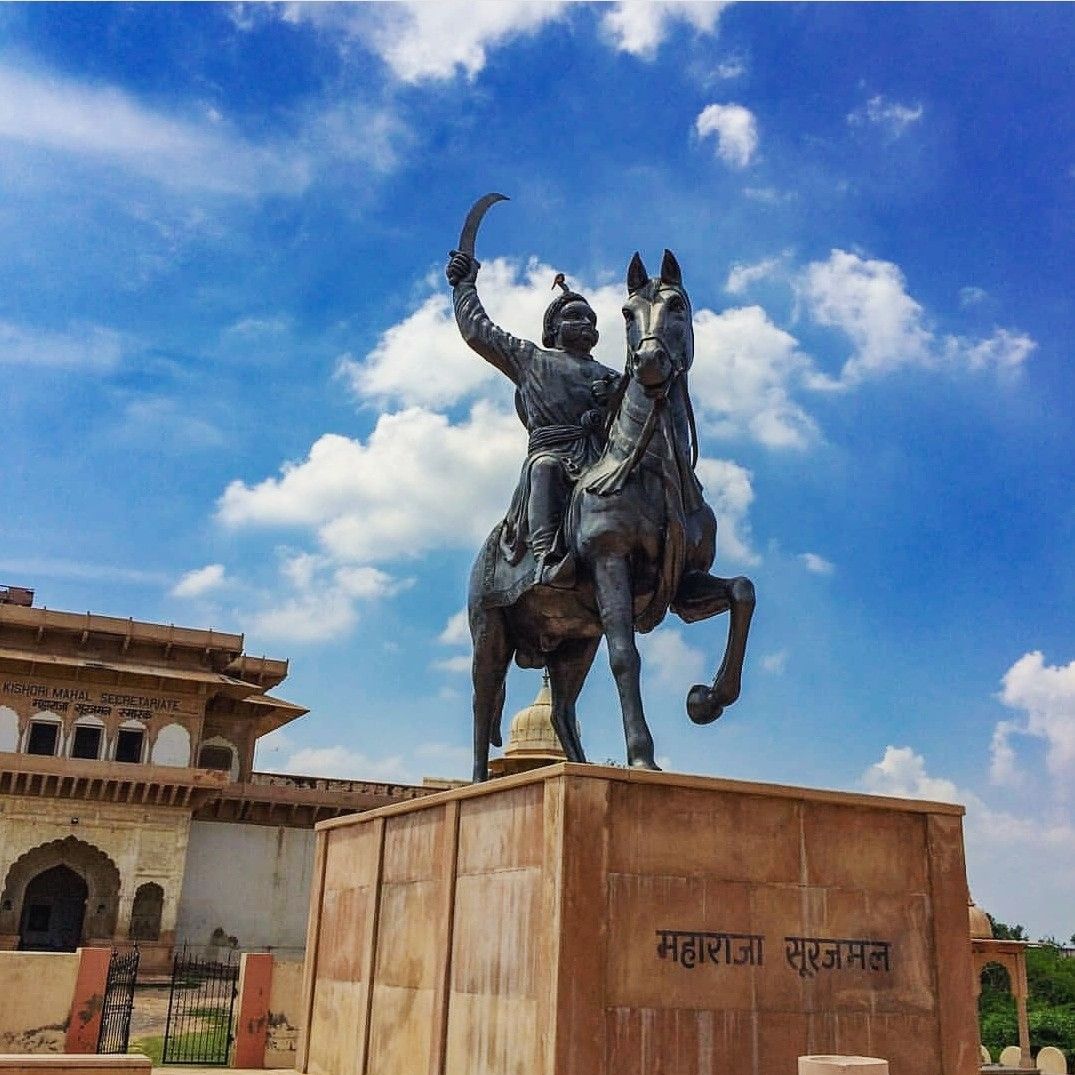 IMVishnoi29's tweet photo. राजा झुके, झुके मुगल-अंग्रेज, झुका गगन सारा।
सारे जहां के शीश झुके,झुका ना कभी “#सूरज” हमारा।

वीर महाराजा #सूरजमल जी को उनके 257वें बलिदान दिवस पर उन्हें कोटि-कोटि नमन। 🙏🏻 #DivineFL #Withvishnoi https://t.co/9KT0v19EUu