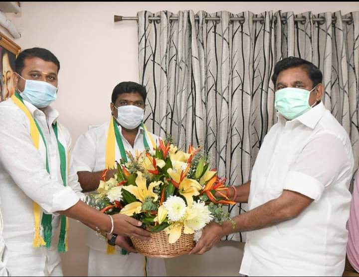 _PDKOfficial_'s tweet photo. நேற்றைய தினம் 
நாடுபோற்றும் நான்காவது மாநில மாநாட்டில் கலந்து கொள்ள வேண்டி மாநாட்டின் அழைப்பிதழை மாண்புமிகு @CMOTamilNadu திரு.எடப்பாடி பழனிசாமி அவர்களிடம் வழங்கிய தருணம்...🙏🙏

#KSRajGounderPDK https://t.co/FQBMdG6YLW