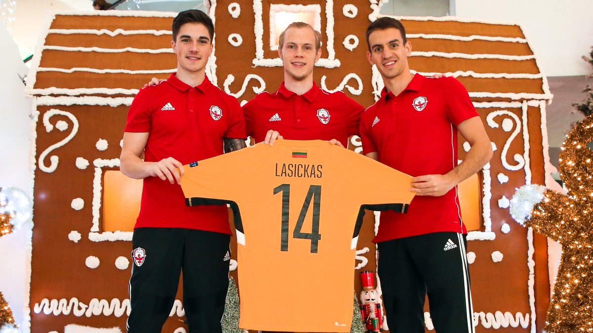 Svima koji danas slavite, fudbalski klub Voždovac želi srećan Božić! 🎄

Za godinu ispunjenu srećom, uspesima i pre svega zdravljem - živeli 🥂
_
Special one for our Lithuanian Dragon 🐉🇱🇹

Merry Christmas to you <a href="/Justasla/">Justas Lasickas</a> and the whole family Lasickas! 🎄

Linksmų Kalėdų! 🎉