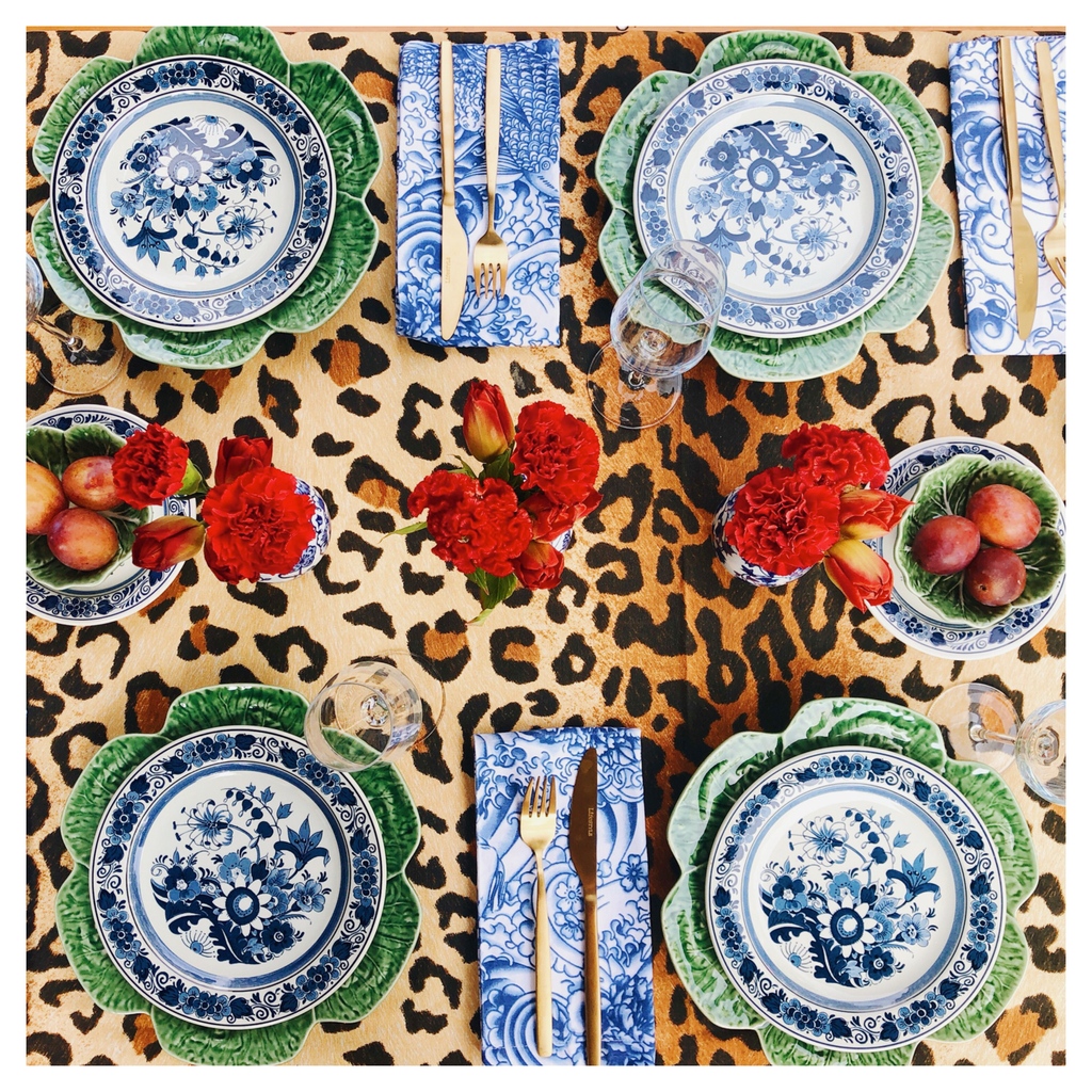 Royal_Tableware's tweet image. What does your Christmas table look like tonight? This great tablestyling is done by Studio Niece the amazing handmade Delft Blue tableware from @RGoedewaagen.

#christmas #tablestyling #studioniece #delftblue #tableware #royalgoedewaagen #since1610 #royaltableware #amsterdam