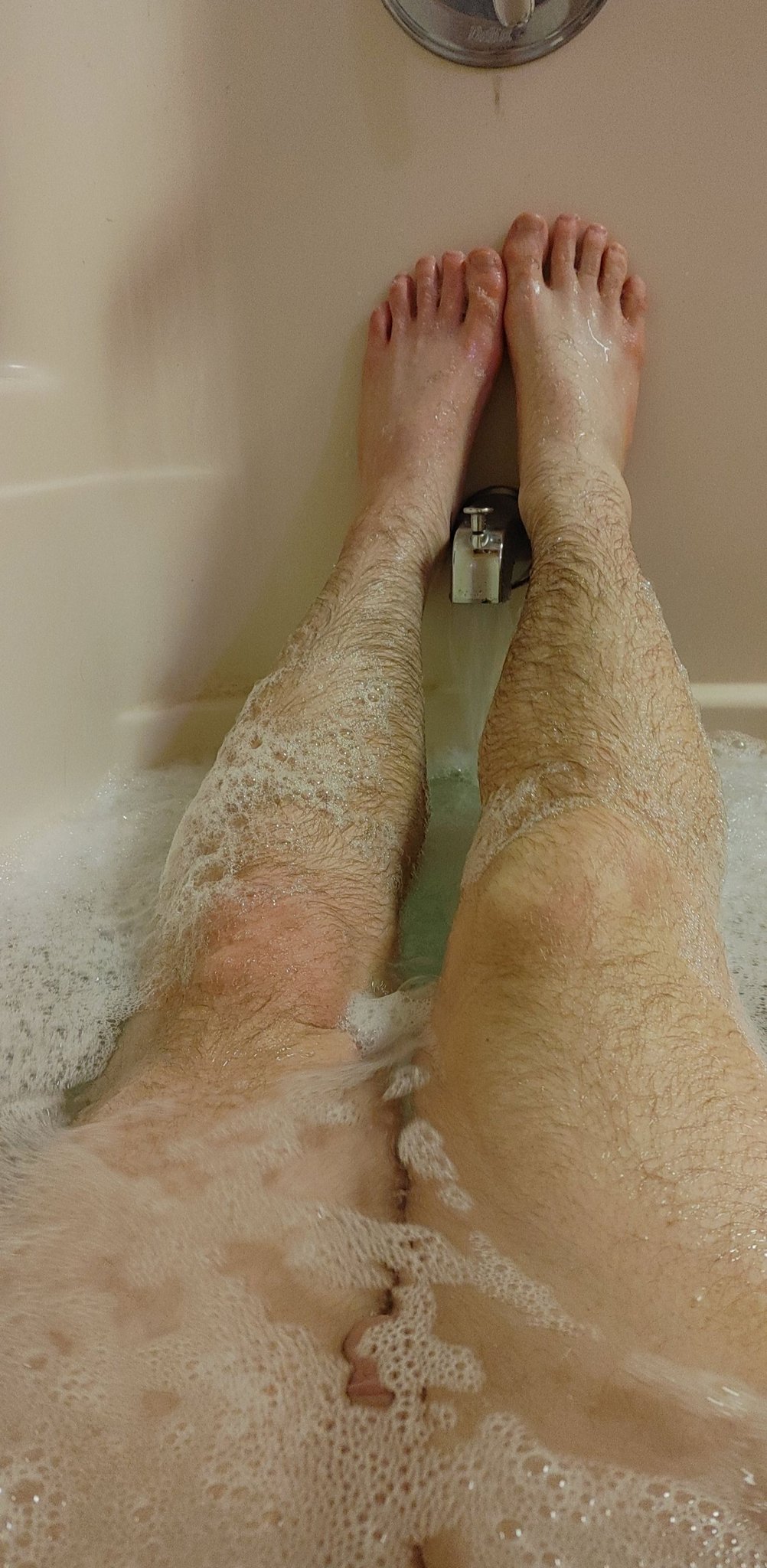 Nothing like a relaxing bubble bath before xmas. More on https://t.co/QoepGpafSm

#Str8male #onlyfans