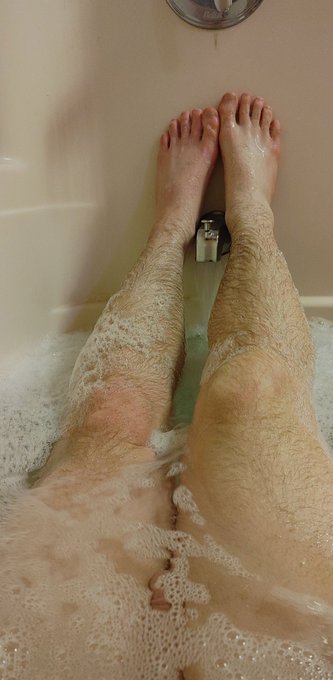 Nothing like a relaxing bubble bath before xmas. More on https://t.co/QoepGpafSm

#Str8male #onlyfans