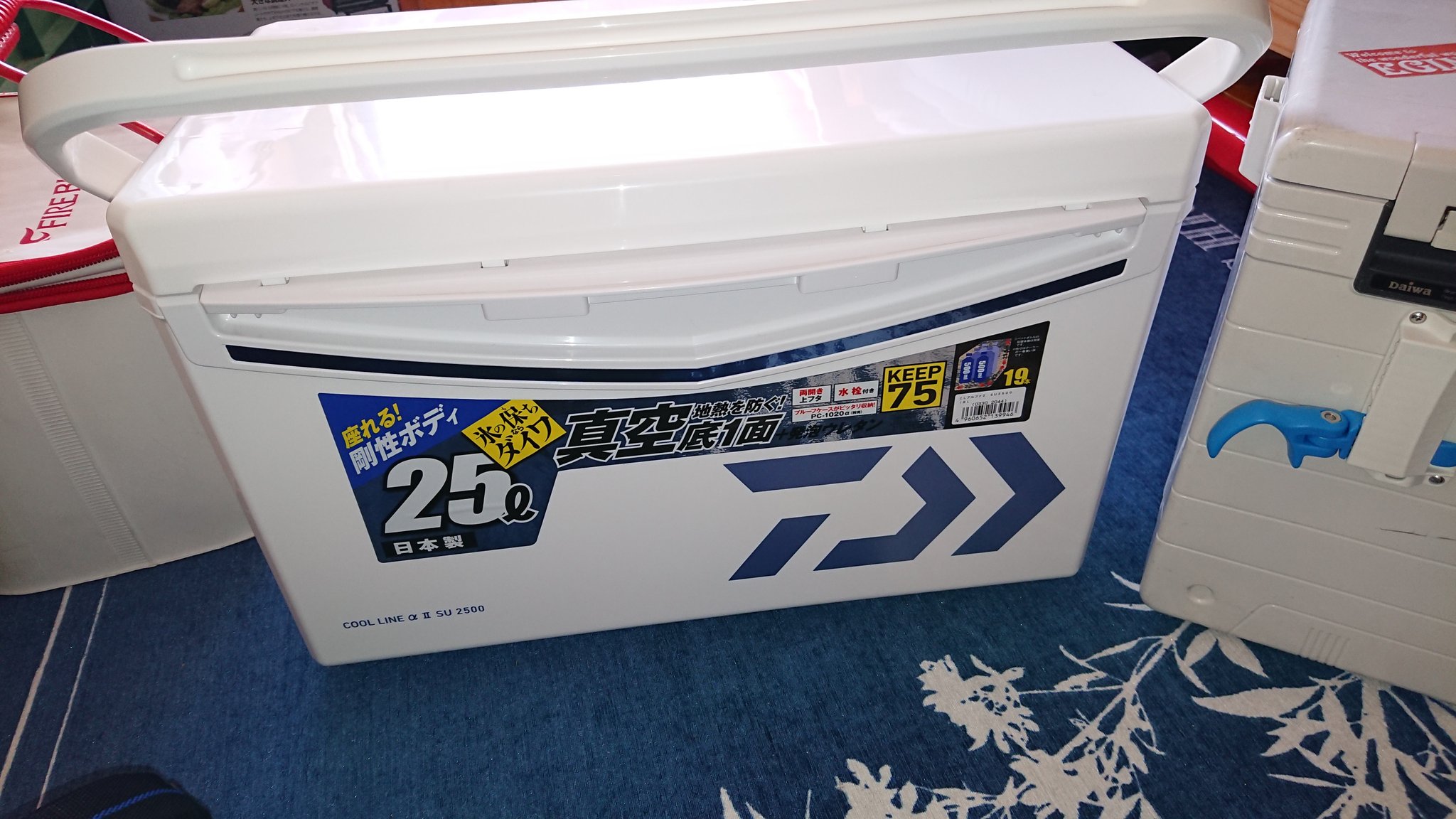 リーフ ｓｕｐ大分 クーラーボックスを新調したので お古を生かしクーラーに改造してみた 第一精工のクーラーゴム栓はクーラーの厚みにあってなかったけど コーキング剤で隙間を埋めてみた アオリイカ 泳がせ ダイワ Daiwa クールライン Su2500