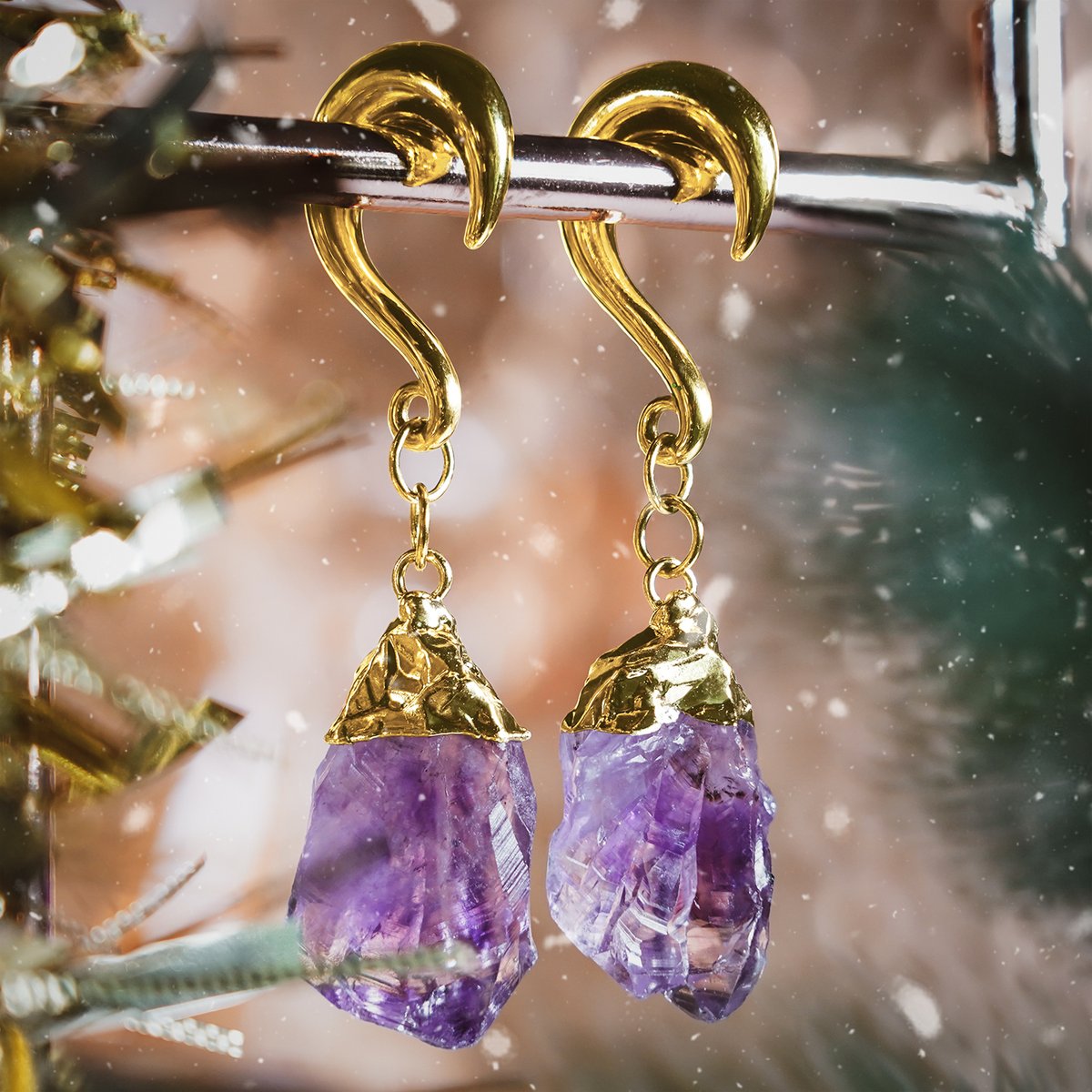 💜Treat yourself to a pair of our BRAND NEW Gold Hook & Amethyst Ear Weights! 💜 These are so stunning and elegant and bound to make you stand out from the crowd; Who’s buying a pair?! ✨
#CustomPlugs #EarWeights #EarHangers #Plugs #AmethystJewellery