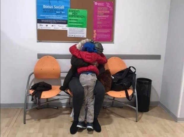 gadlernertweet's tweet image. #Natale con i tuoi
A #ReggioEmilia l'abbraccio tra una madre e un figlio che si ritrovano otto mesi dopo essersi persi durante la traversata del mare
#Auguri a tutti
Un grazie a chi si è adoperato per questo ricongiungimento familiare