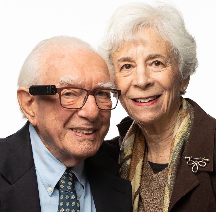 Sesli komutlar ve sezgisel el hareketi ile çalışabilen OrCam MyEye her yaştan onbinlerce insan tarafından kolayca kullanılabilmektedir. #orcam #orcammyeye #görmeengelliler #engelli #engelliler