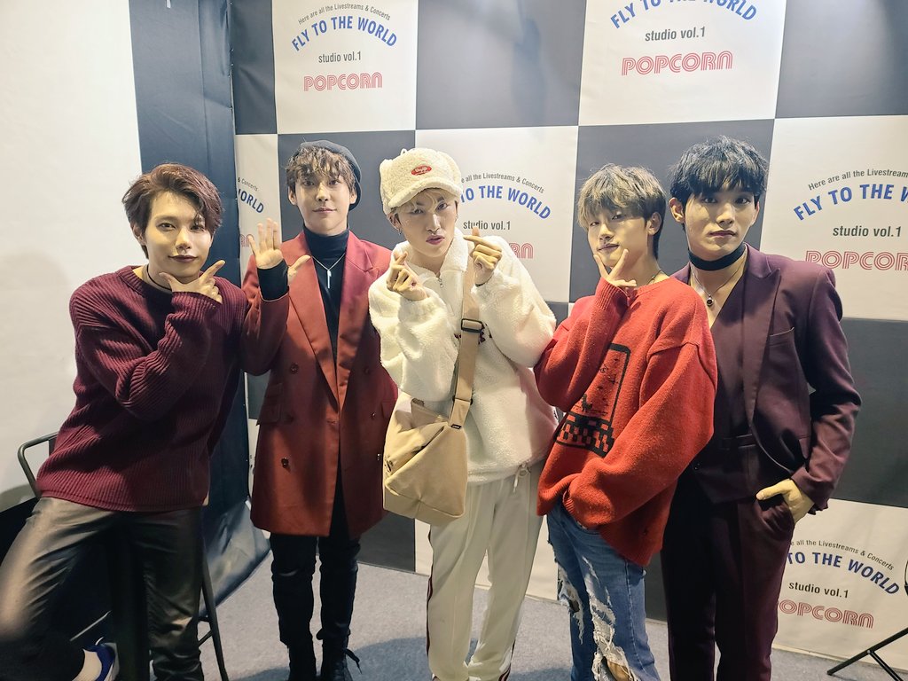AWEEK_Official's tweet photo. [💝]#AWEEK (어위크)와 Happy Chrismas!
모두 즐거운 크리스마스 보내고 계신가요?!
어윅이들도 어제 공연이후 휴식과함께
즐거운 크리스마스를 보내고있다네요♬
내일도 어윅이들과 함께하고 행복한 크리스마스되세요🎄

#어위크 #Christmas #Happy_Day
#Merry_chrismas #내년에도함께해💝 https://t.co/da2Xmipo9c